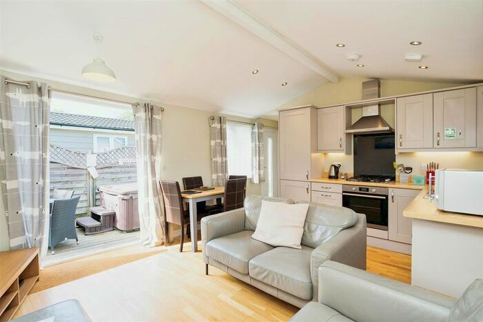 2 Bedroom Mobile/park Home For Sale In Golden Cross, Hailsham, BN27