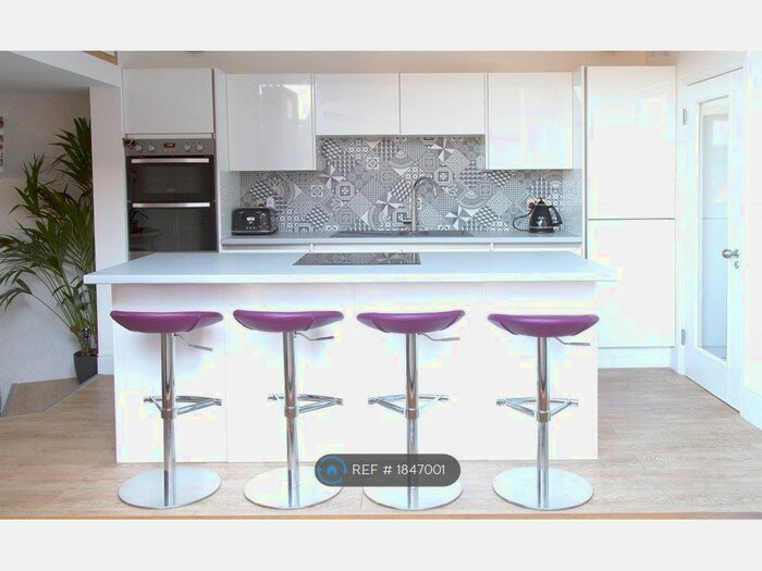 3 Bedroom Flat To Rent In High Street, Ascot, SL5