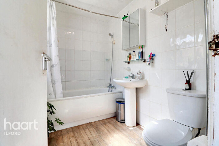 2 Bedroom Flat For Sale In Bathurst Road, Ilford, IG1