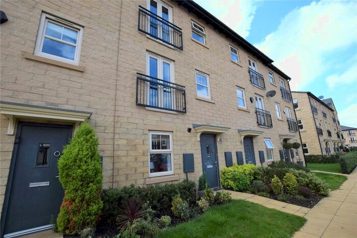 2 Bedroom Town House To Rent In Holts Crest Way, Leeds, West Yorkshire, LS12