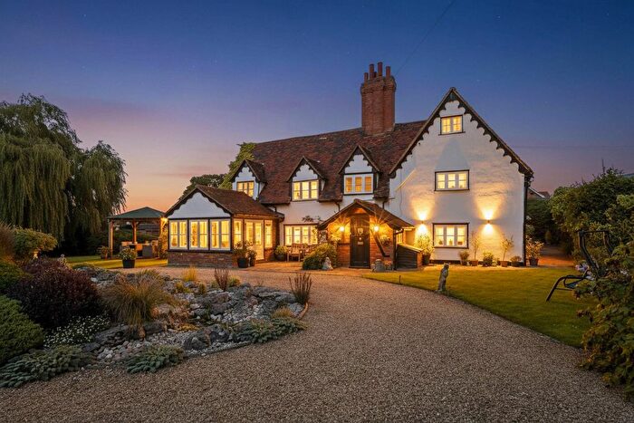 5 Bedroom Detached House For Sale In Pottersheath Road, Welwyn, AL6