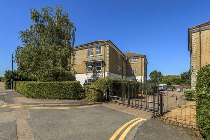 2 Bedroom Flat To Rent In Great North Way, London, NW4