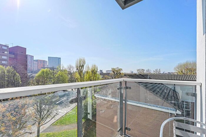 2 Bedroom Flat For Sale In East Ferry Road, Isle Of Dogs, London, E14