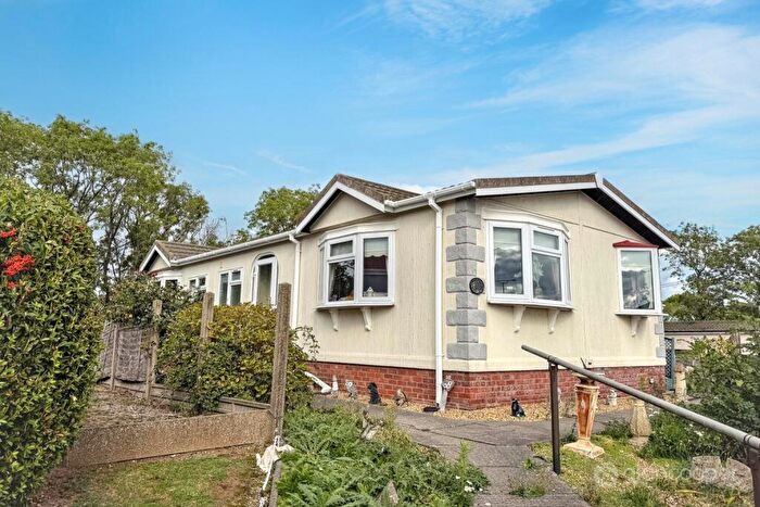 3 Bedroom Park Home For Sale In Mill Farm Park, Bulkington, CV12