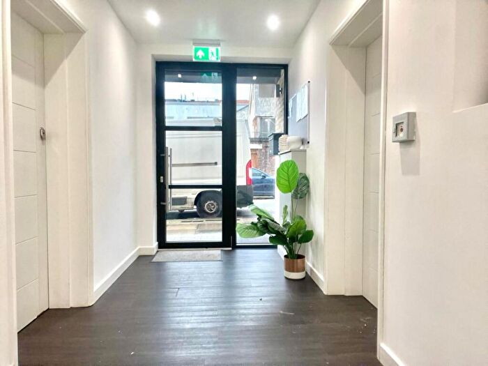 3 Bedroom Apartment To Rent In Hassop Road, Cricklewood, NW2