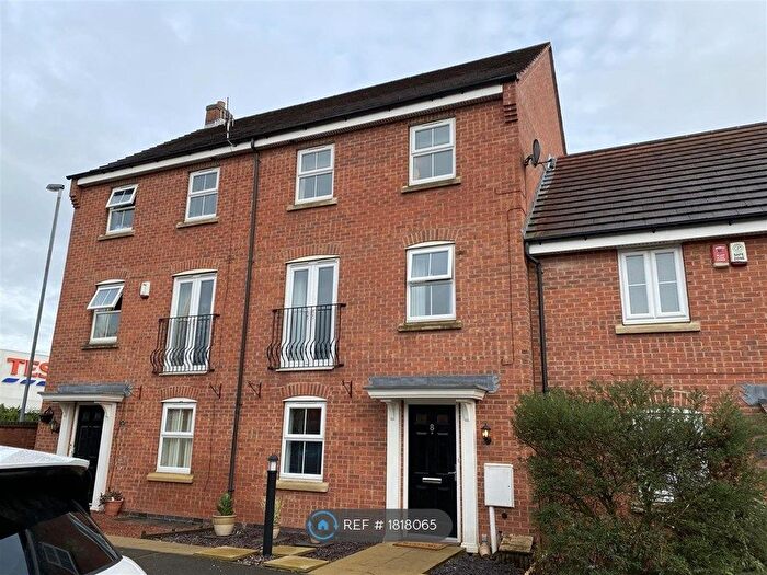 4 Bedroom Semi-Detached House To Rent In Coupe Gardens, Hucknall, Nottingham, NG15