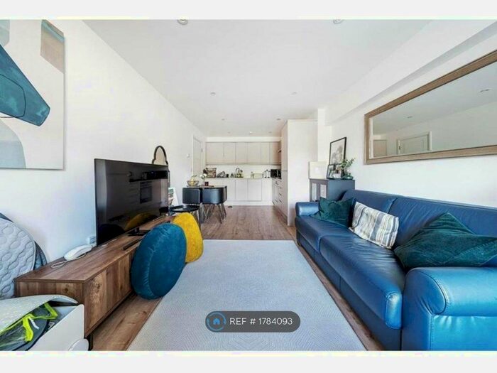 1 Bedroom Flat To Rent In Buckingham House East, Stanmore, HA7