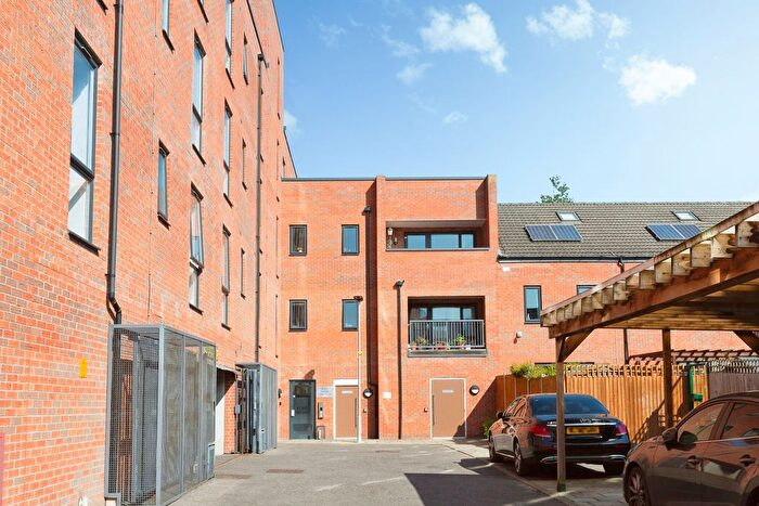 1 Bedroom Flat For Sale In Marine Crescent, Ilford, Essex, IG6