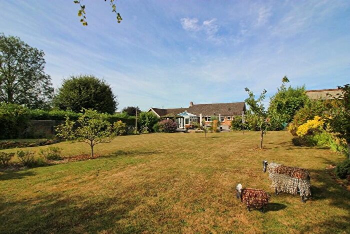 3 Bedroom Detached Bungalow For Sale In Pinesfield Lane, Trottiscliffe, West Malling, ME19