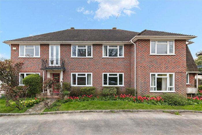 3 Bedroom Maisonette For Sale In Parkwood Avenue, Esher, Surrey, KT10