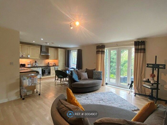3 Bedroom Flat To Rent In Stevenson House, Chesterfield, S41