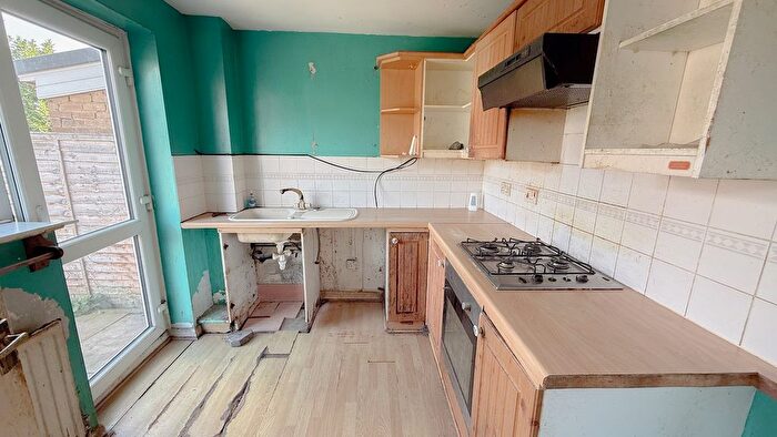 3 Bedroom End Of Terrace House For Sale In Groveside Close, Carshalton, Surrey., SM5
