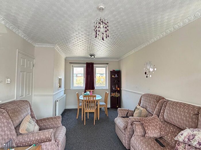 2 Bedroom Flat To Rent In Ross Close, Luton, Bedfordshire, LU1