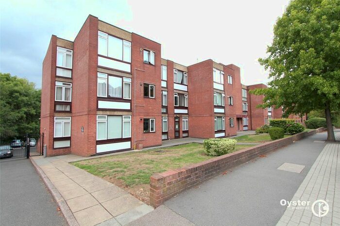 3 Bedroom Flat To Rent In Holden Road, London, N12