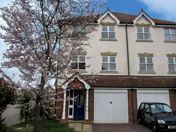 6 Bedroom Semi-Detached House To Rent In Nightingale Shott, Egham, Surrey, TW20