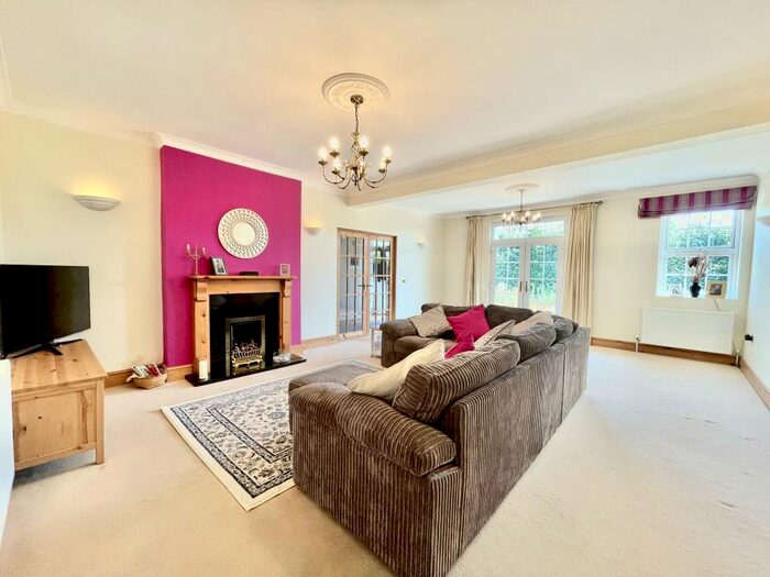 4 Bedroom Semi-Detached House For Sale In Ffordd-y-gyfraith, Bridgend, CF32