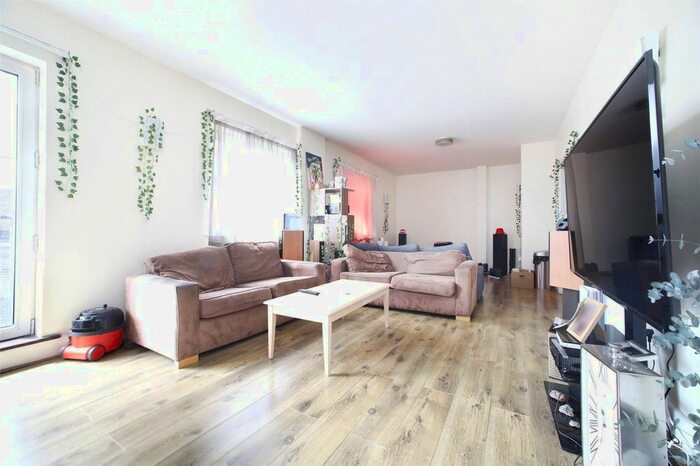 2 Bedroom Flat To Rent In Artichoke Hill, London, E1W
