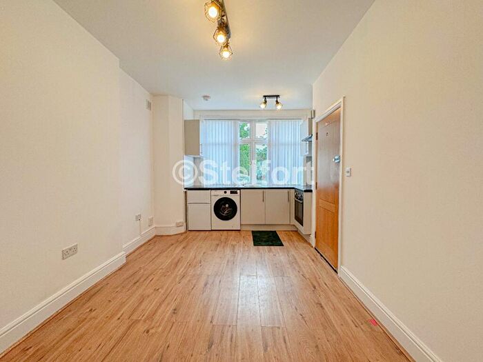 Flat To Rent In Bridge Lane, London, NW11