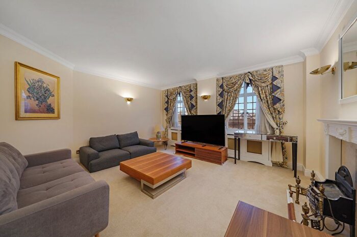 3 Bedroom Flat To Rent In Chiltern Court, Baker Street, NW1