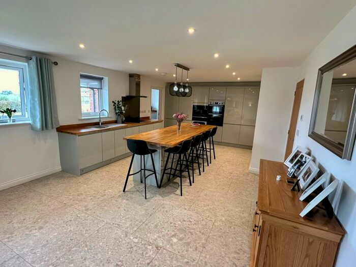 5 Bedroom Bungalow For Sale In Clehonger, Hereford, HR2