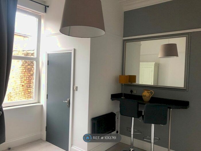 Studio To Rent In Shepherds Bush Road, Hammersmith, W6