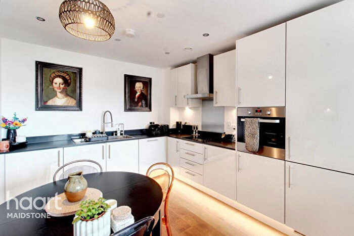 2 Bedroom Apartment To Rent In Guinevere Point, Kent, ME14