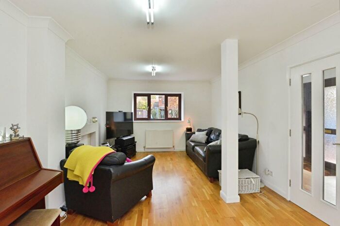 6 Bedroom Link Detached House For Sale In Broadway Avenue, Giffard Park, Milton Keynes, MK14