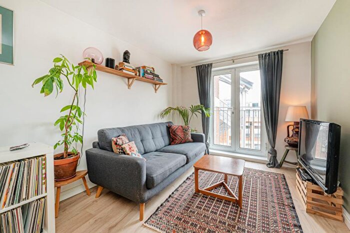 2 Bedroom Flat To Rent In Tudor Road, Hackney, E9