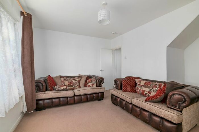 2 Bedroom Maisonette To Rent In Livermere Road, London, E8