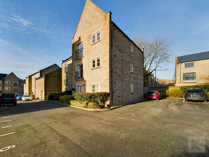 2 Bedroom Apartment To Rent In Rimmon Close Greenfield, OL3