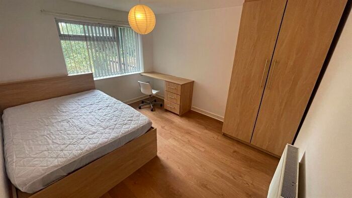 7 Bedroom Semi-Detached House To Rent In Clifton Avenue, Manchester, M14