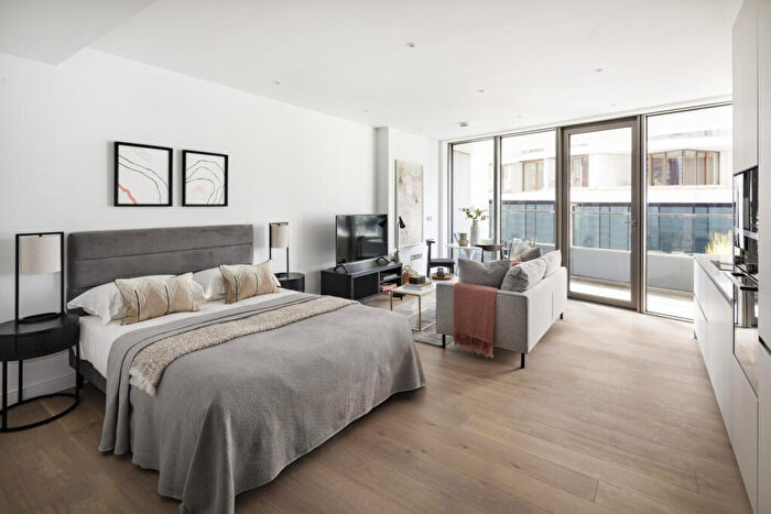 Flat To Rent In Water Street, South Quay, E14