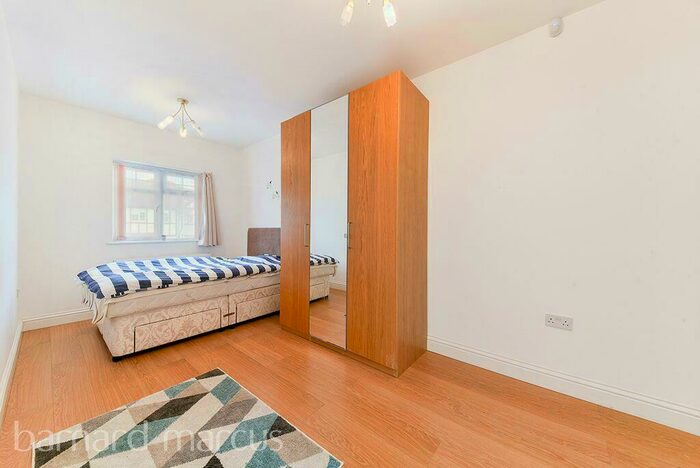 Flat To Rent In Allington Road, London, NW4