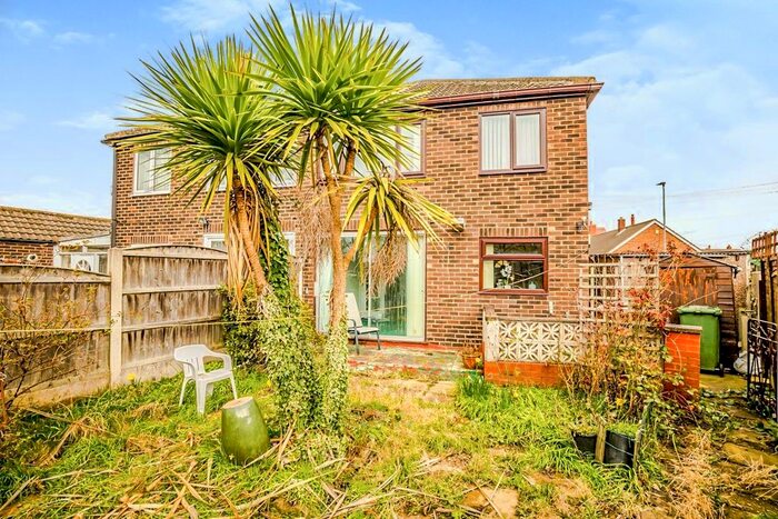 3 Bedroom Semi-Detached House For Sale In Lynwood Close, Streethouse, Pontefract, WF7