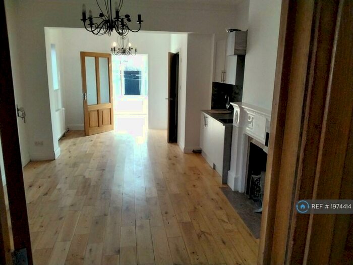 1 Bedroom Flat To Rent In Parkside, Westcliff-On-Sea, SS0