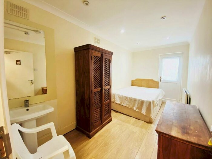 Studio To Rent In Netherlands Road, New Barnet, EN5