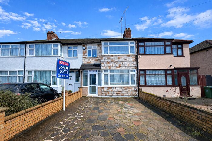 3 Bedroom House For Sale In Landseer Close, Edgware, HA8