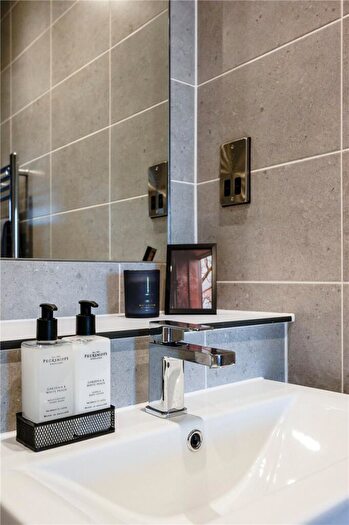 1 Bedroom Apartment To Rent In Spinners Yard, Skinner Ln, LS7