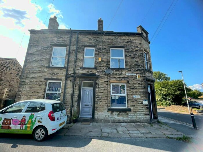 3 Bedroom Flat To Rent In Cranford Place, Wilsden, Bradford, West Yorkshire, Uk, BD15