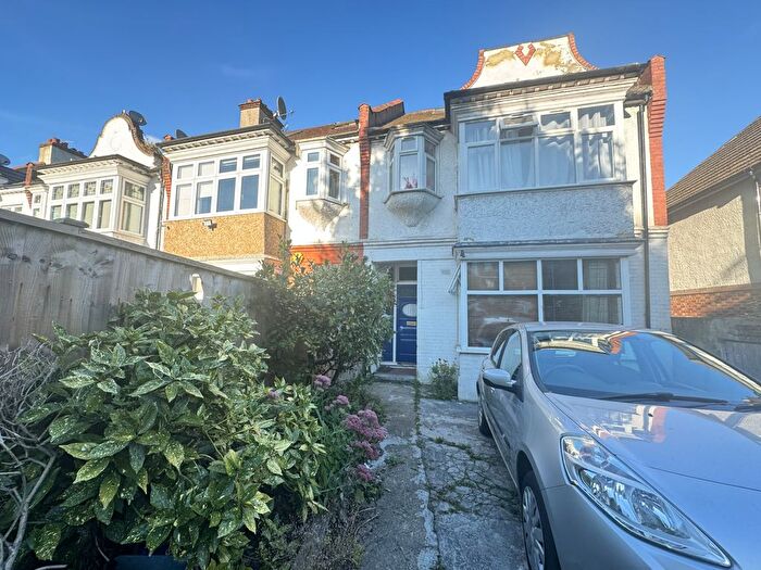 3 Bedroom Flat To Rent In Ashurst Gardens, Tulse Hill, London, SW2