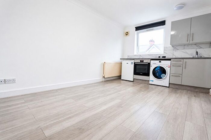 Studio To Rent In Cornwall Road, London, N15