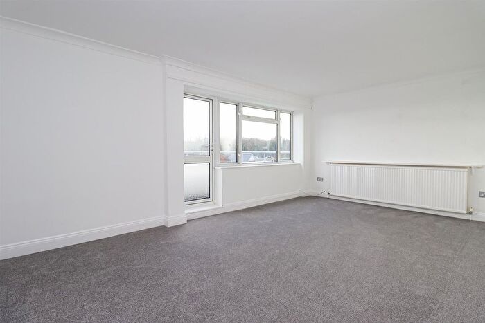 2 Bedroom Flat For Sale In Collington Avenue, Bexhill-On-Sea, TN39