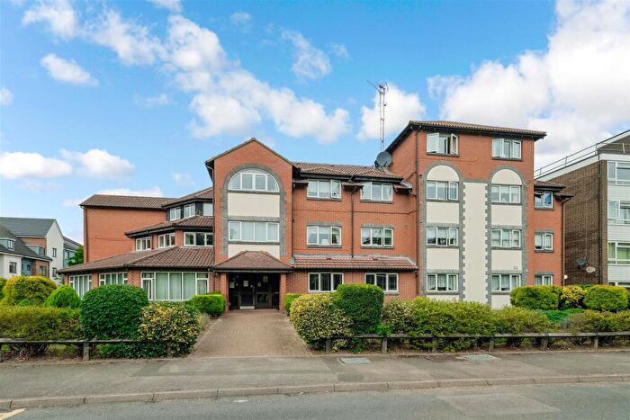 1 Bedroom Apartment For Sale In The Ridgeway, North Chingford, E4