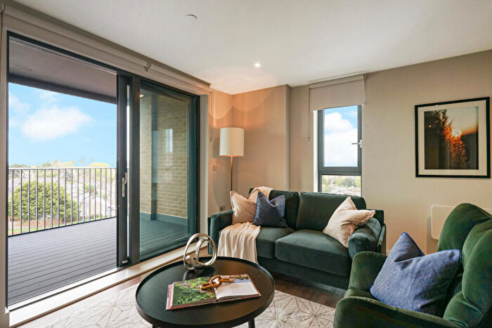 2 Bedroom Apartment To Rent In Lofting House, SL6