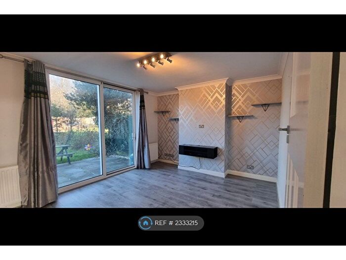 2 Bedroom Flat To Rent In Valley Close, Pinner, HA5