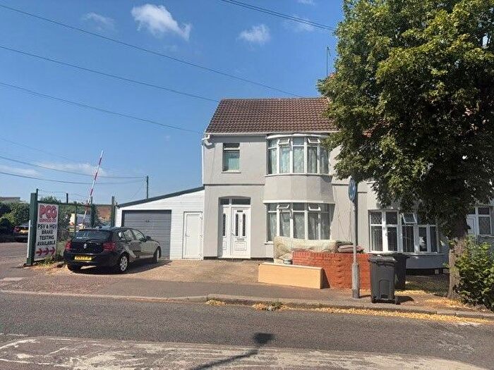 3 Bedroom Semi-Detached House To Rent In Dallow Road, Luton, LU1