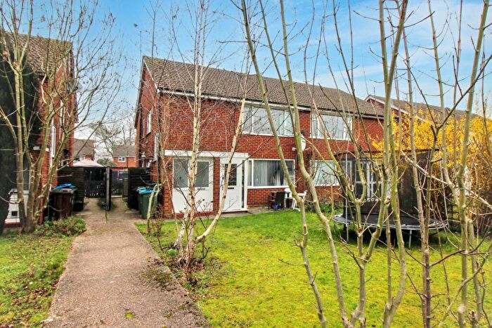 2 Bedroom Maisonette For Sale In Ingram Avenue, Aylesbury, HP21