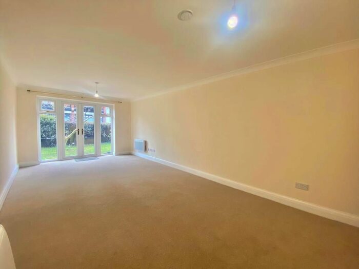 2 Bedroom Flat To Rent In Henley On Thames, Oxfordshire, RG9