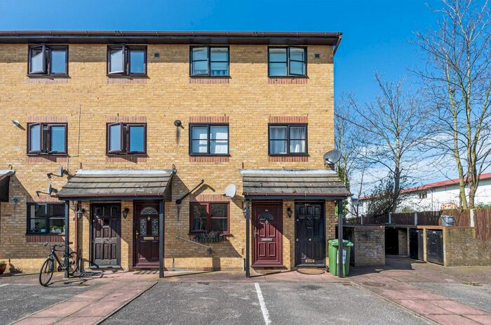 Studio To Rent In Seymour Gardens, Brockley, London, SE4