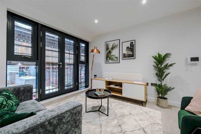 2 Bedroom Flat To Rent In Crossings, Park Green, Macclesfield SK11